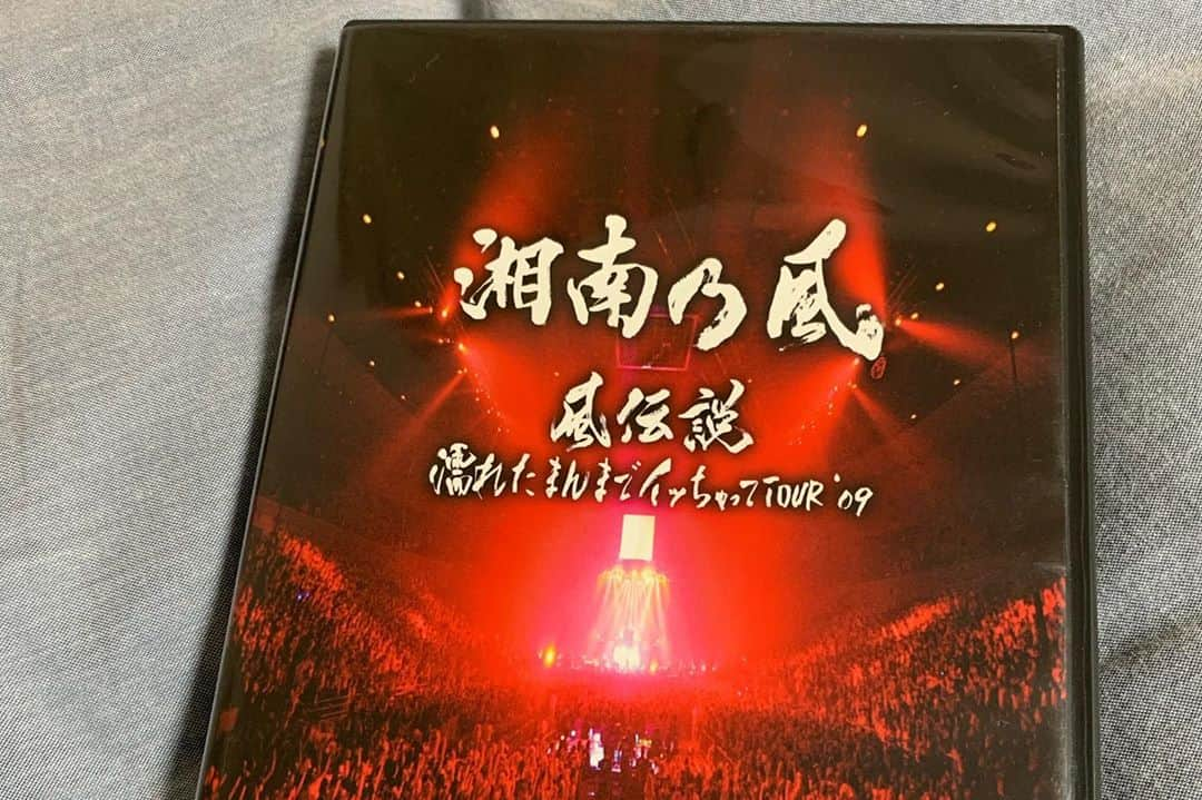 岩倉美里さんのインスタグラム写真 - (岩倉美里Instagram)「まいど＾＾✌︎﻿ みなさん調子はどげんですか？﻿ わたしは引っ越しの片付けがほぼ終わりました📦﻿ 引っ越しはレジェンド引っ越しサービスさんにして頂きました🚚﻿ サメがダンボール持ってるし😂ウケる📦🦈﻿ めちゃスピーディーにして頂いてありがたかったです🥺！！！﻿ みなさまもお引っ越しの際頼まれてみては👼🏻🧡💛💚﻿ ﻿ 東京に来る前にたくさんプレゼント頂きました👧🏻💞﻿ ﻿ 藤本のあにきに靴下とだらりんちょのポーチを頂きました👼🏻💓だらりんちょってなんなんだよ😂ぶっ﻿ ﻿ 赤木に湘南乃風のDVDをもらいました🥺🥺🥺﻿ 最高すぎる、、、風一族🏄‍♂️﻿ ﻿ 真べぇさんにめちゃかわいいくつを頂きました🥾﻿ 写真の撮り方がちょっと下手すぎるけど🥱あちゃー﻿ たくさん歩こう🚶‍♀️♫﻿ ﻿ 堀川さんと稲田さんにめちゃかわいいスカート頂きました😍きちゃないお話が多かったです🧐おえっ﻿ ﻿ 団長、けんしろ、ドーナツ、菅野にSuicaをもらいました💳﻿ まじこのプリクラ見たらがんばれるんやけど😂💙さんきゅー！﻿ ﻿ 周りに頂いたものが沢山あって1人でも寂しくないです👼🏻🌟🌟🌟いぇーい﻿ ﻿ お母さんのお友達から手作りの布マスクも届きました😷★！感謝)^o^(﻿ ﻿ みなさんお体にお気をつけてお過ごしください🐉  #人恵」4月10日 0時23分 - ahh34ahh