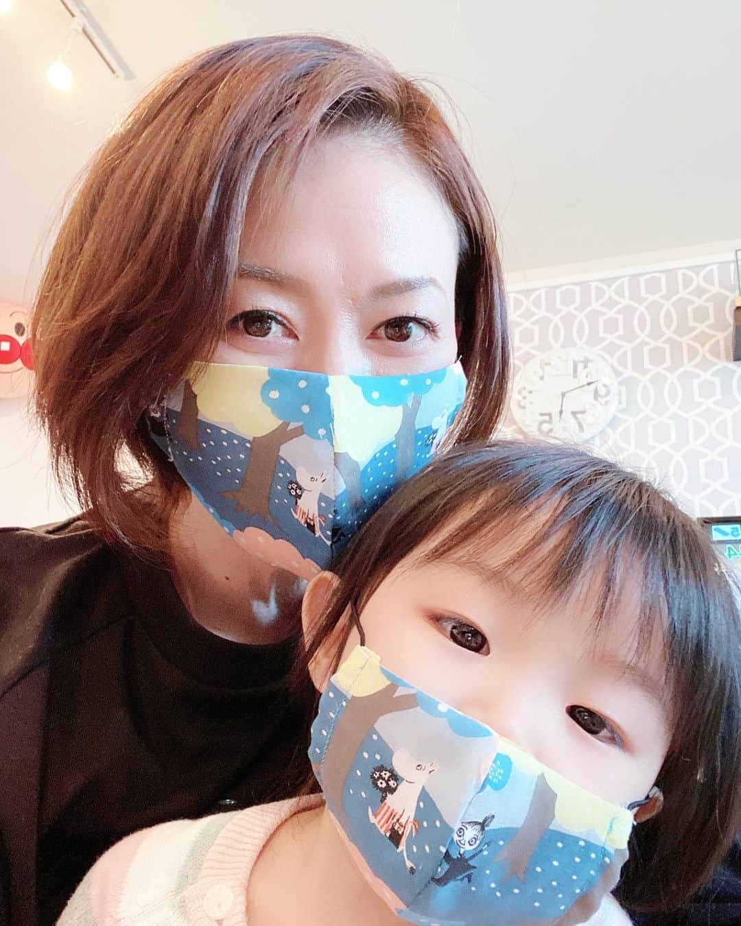 田中雅美さんのインスタグラム写真 - (田中雅美Instagram)「現役時代からお世話になってる競泳日本代表の母（笑）村まっちゃんから、可愛い手作りマスクが届いた〜♡ ・ ・ そもそもマスクが手に入らないし、子供用が手元になかったので、本当に嬉しい。。 ・ ・ 仲間の愛を感じました。 ・ ・ ありがとう、村まっちゃん〜！ ・ ・ #手作りマスク #お揃いマスク #ありがとう #競泳日本代表の母 #村まっちゃん」4月9日 15時29分 - tanakamasami_official