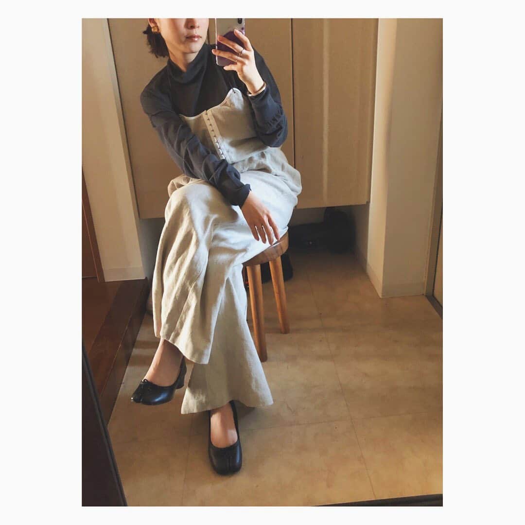 野尻美穂のインスタグラム：「昨日のアウターの中身。 サロペット珍しいなぁと思いつつ、透け感あるwaiと合わせたら好きな感じになりました☺️ 着たい服が沢山あるのに、着ていく所が無くなってしまった今。洋服の仕事をしている私はクローゼットを見ながら本当にうずうずしているから、いかに家で、スーパーに行くまでで、テンション上げるか。それを楽しみに生きてます💭  ちなみに奥にあるのはkintoneです。笑 これ乗って遊びたいなぁ🥺🛹 昨日のメイクの日にち、土曜日の午前中にやろうと思います！多分10時以降！すっぴんだし家だしアレだけどご贔屓に🙏🧡 #EARIH #wai_ships  #maisonmargiela  #おうちで出来る事 #stayhome」