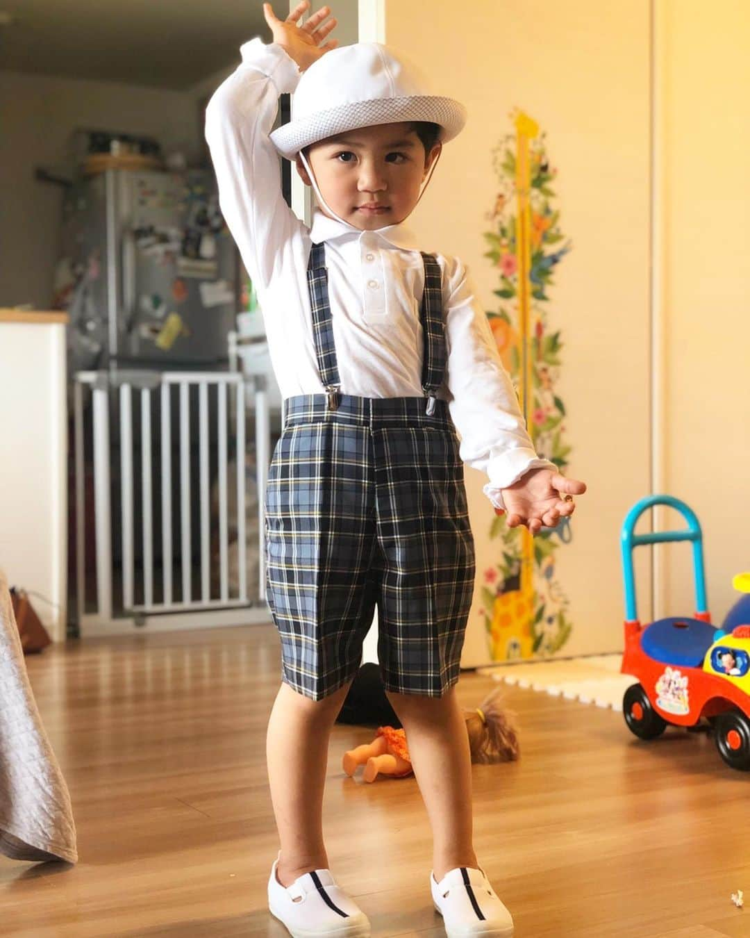 アマナキ・レレィ・マフィさんのインスタグラム写真 - (アマナキ・レレィ・マフィInstagram)「Unfortunately Leo’s school is stop because of what happening to the world right now but we dress and took him just to take a photo in front of the school! Make sure you go to school don’t like your dad sleep and run away from school 😂 Alu ena fakamamahii too lunch fanau lol 残念ながらレオくんの幼稚園は来月まで無いけど 写真だけ撮りに行ってきました。 来月から通えるといいね！ ダディみたいに居眠りしないでちゃんと学校いって勉強してね！笑  #familyiseverything #bless #stayhome #staysafe #family #together #家族写真」4月9日 15時37分 - naki_mafi