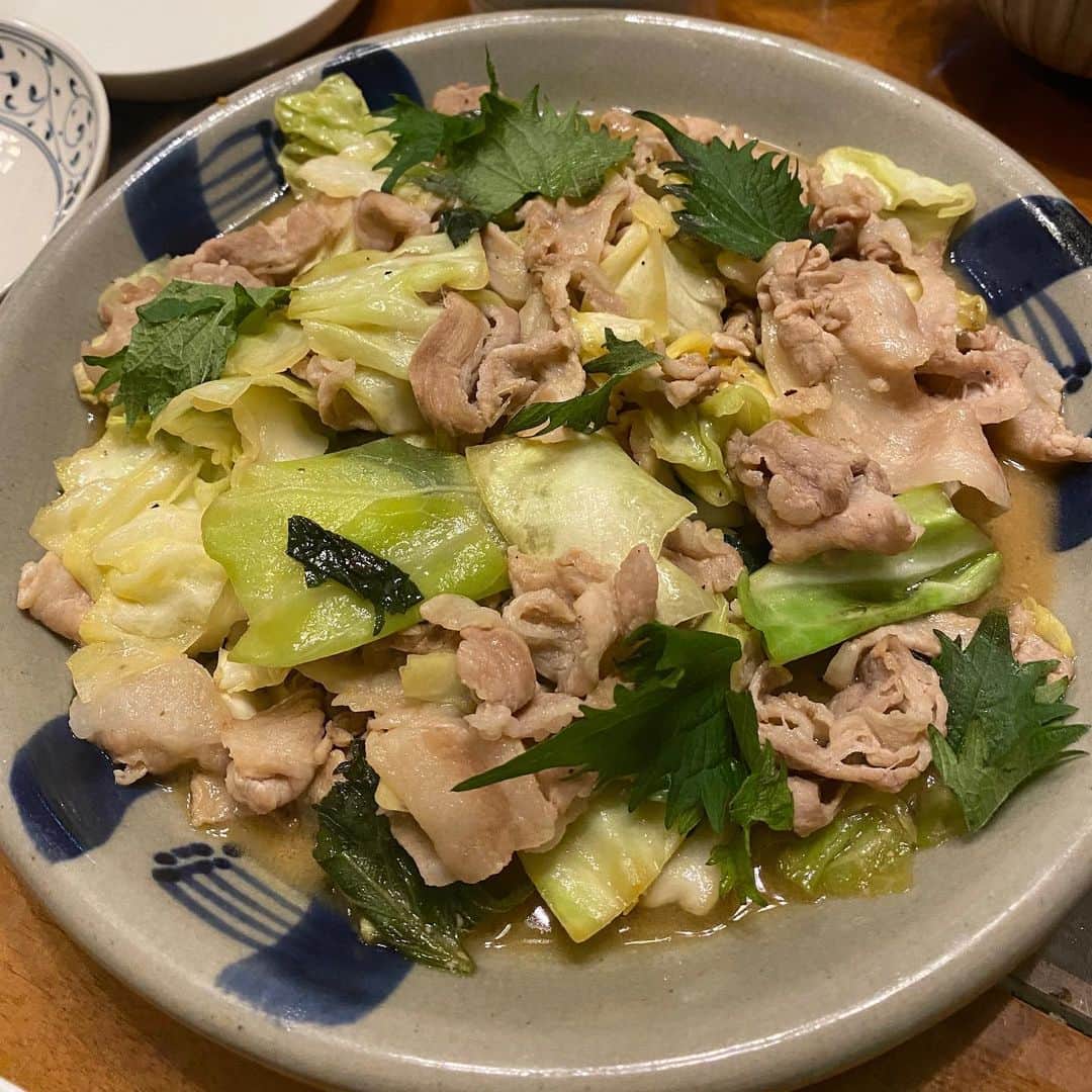 LEEさんのインスタグラム写真 - (LEEInstagram)「新型コロナウイルスの流行で、私たちの暮らしにもたくさんの影響が出ていますが、みなさんいかがお過ごしでしょうか。  おうちで過ごすお子さんの面倒を見ながらの仕事、家事でストレスがたまっている方も多いと思います。 LEE編集部も先日より在宅ワークが始まり、私も家で仕事をしつつ家族に3食用意する生活が始まりました……買い物も控えなくてはならないし、これは予想以上にたいへん😭  そこで活用していただきたいのが、LEE5月号の特集「うまみたっぷり『べんり漬け』で時短おかず」です。 いろいろな野菜を、昆布とかつおぶしの「べんり漬けの素」と調味料に漬け込んでおけば、簡単に美味しいおかずがいくつもできる「野菜のべんり漬け」。考えたのは発酵マイスターとしても活躍する料理家榎本美沙さん。  私のお気に入りは「きのこのナムル風」！すでにLEEで紹介された「きのこのガパオライス風」「きのこのスクランブルエッグ（をスペインオムレツ風に）」「サケときのこの中華風ホイル焼き」を全制覇！　いまは「キャベツのみそ漬け」を「豚肉とキャベツの青じそ炒め」にしたので、残りを「鶏、キャベツ、アスパラのらみそバター焼き」にしようと目論んでいるところです。 キャベツのみそ漬けはLEEwebでもご紹介していますので、ぜひご活用ください。  たいへんな時ですが、1日も早くこの事態が収束するように祈って、自分たちができることをやっていきたいですね。LEEwebでは、 #新型コロナ私たちの工夫　という統一ハッシュタグで巣ごもり生活を乗り切るあれこれを発信しているので、ぜひそちらもチェックしていただければ嬉しいです（HT子）  #LEE5月号 #野菜のべんり漬け #LEEレシピ #榎本美沙 さん #時短おかず #magazinelee #LEEweb #新型コロナ私たちの工夫」4月9日 15時38分 - magazinelee