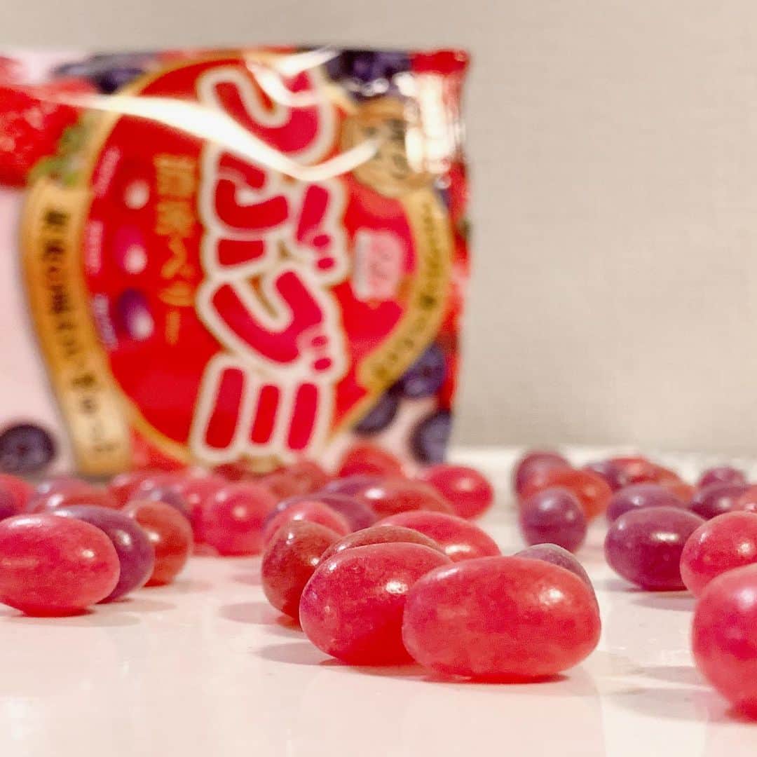 日本グミ協会さんのインスタグラム写真 - (日本グミ協会Instagram)「春日井製菓「つぶグミ 濃密ベリー」  事務所で撮った画像のストックがなくなったので、今日からステイホームの自宅撮影です。  つぶグミの濃いシリーズから新作が出ました！以前の赤い果実とはちょっと違います。  やっぱつぶグミは掌にたっぷり頬張れるのが贅沢ですね。  保存もききますし、デザートにもグミは向いてるんじゃないと密かに思ってます。 ㅤ #日本グミ協会 #グミ #グミ好き #グミ好きな人と繋がりたい #グミを広めたい #つぶグミ #ストロベリー #ラズベリー #ブルーベリー#フルーツ #スイーツ #あまいもの #シンプルに美味しい #おいしい #春の味覚 #春日井製菓 #gummy #orage #fruits #sweets #flesh #candyㅤ #stayhome #stayathome」4月9日 15時38分 - gummy_japan