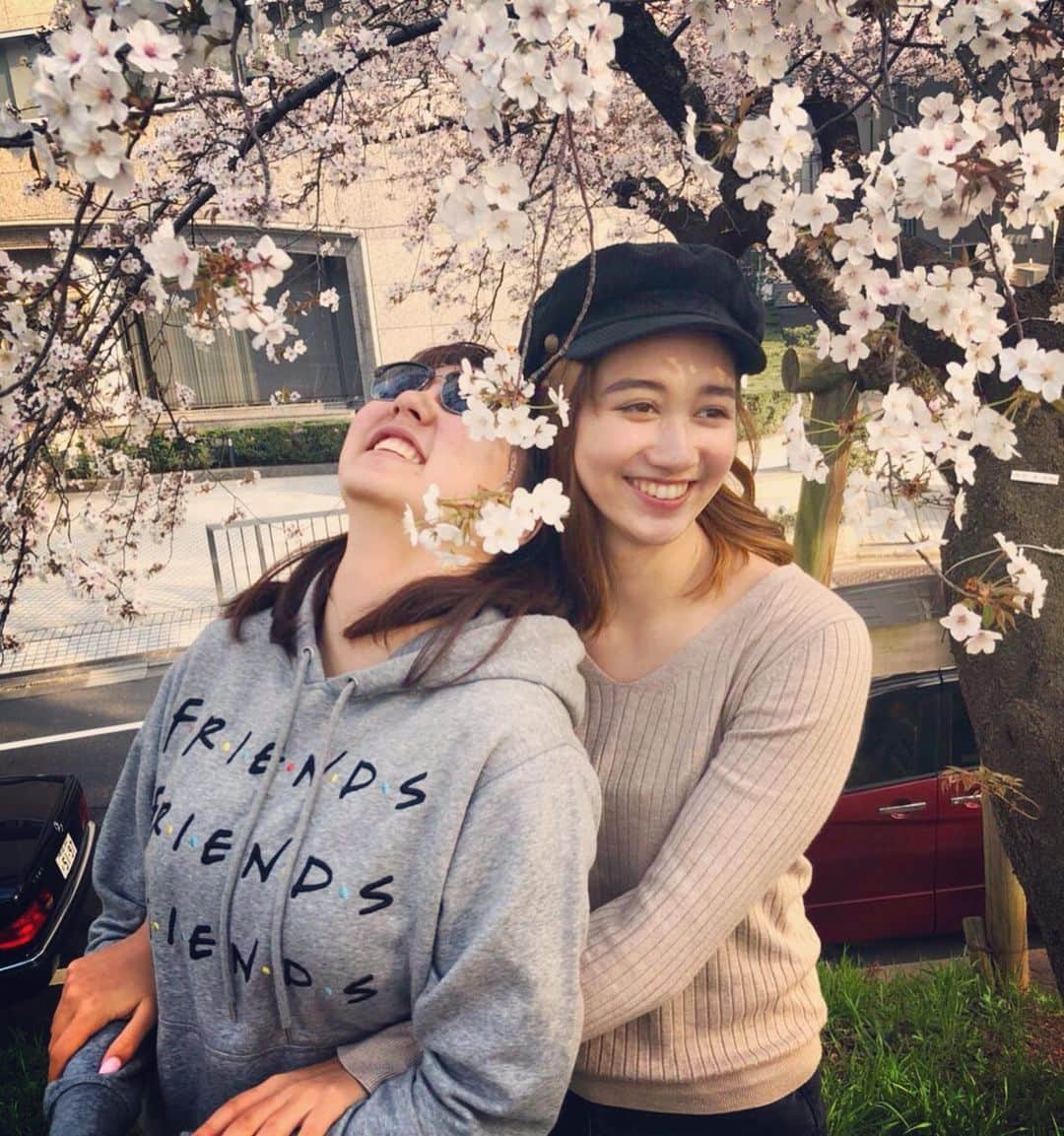 ベネット・マヤのインスタグラム：「I’m so glad friends don’t come with price tags, because I could never afford the wonderful friends I’ve got❣️🌸 #sakura #spring #花見 #covi̇d19 #friends」