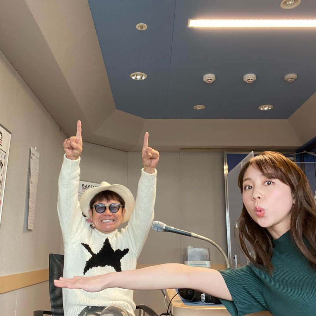 伊津野亮さんのインスタグラム写真 - (伊津野亮Instagram)「#bayline #bayfm #いま聴いて欲しいラジオ #毒曜日が来た #鈴木あきえ #伊津野亮  16時から生放送スターティン🍎」4月9日 15時51分 - ryoizuno