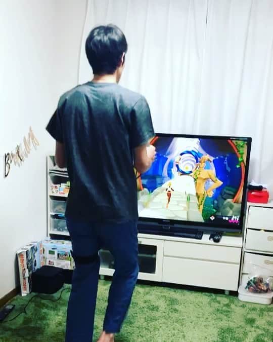 佐藤悠基のインスタグラム：「フィットネスタイム。  楽しみながら鍛える！  そして意外とハード。  #stayhome #fitness」