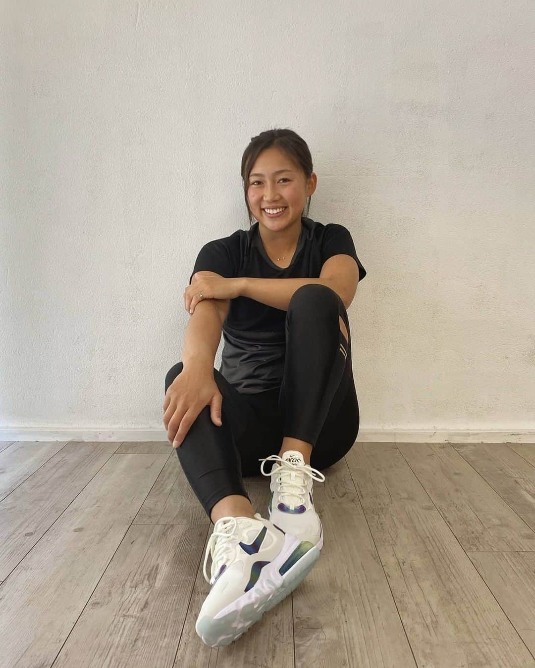 のインスタグラム：「﻿﻿ 日本に帰ってきて約3週間が経ちました。﻿﻿ ﻿﻿ 不安で暗いニュースが多いですが、﻿﻿ 皆で出来ることを積み重ねて、乗り越えましょう！﻿﻿ ﻿ About 4 weeks passed since I came back home from Australia :) ﻿ All the news has been depressing lately, but keep your smile shiny and do what you can do to make this world bit better! ﻿ ﻿ ﻿﻿ 📷 New kicks from NIKE Japan #airmax270react﻿ ﻿﻿ #Playinside #playfortheworld #homegym #🌏 ﻿﻿ #stayhome #staysafe」