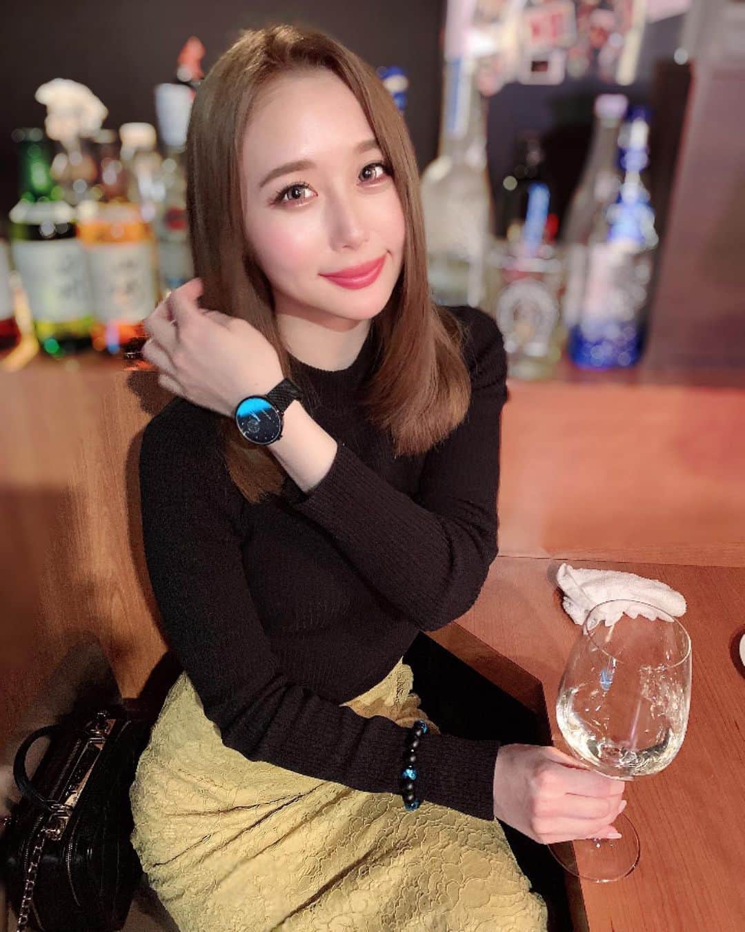 生田千秋さんのインスタグラム写真 - (生田千秋Instagram)「美味しいご飯と美味しいワインを飲みながら﻿ ゆっくり過ごしたいけど、今は我慢です！！！！﻿ ﻿ 久しぶりに好きなお店に行って﻿ 美味しいご飯とお酒飲んだら﻿ ほっぺおちるんだろうな〜🥰﻿ ﻿ 時計は @monogriis_jp さんの⌚️🌟﻿ ﻿ ﻿ #monogriis #モノグリース #腕時計 #時計」4月9日 15時55分 - maechi_0815