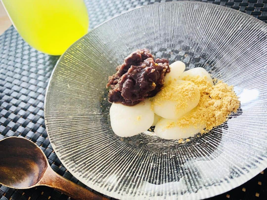 のインスタグラム：「おうち時間 外に出ず家の中での作業が続きます 自粛生活の中でも 食べることは変わらず楽しみだったりするから なるべく身体に優しいものを… と意識だけでも！ 今日は簡単和おやつ 白玉くるくる丸めました 手作りあんこは 甘さ控えめ粒大きめ✌︎ ハマっている粉茶と一緒に いただきまーす  #おうち時間 #和おやつ #手作りスイーツ  #stayhome #days #familytime #guiltfree  #japanesesweets  #anko #shiratama  #dango #kinako #love #life #thanks」