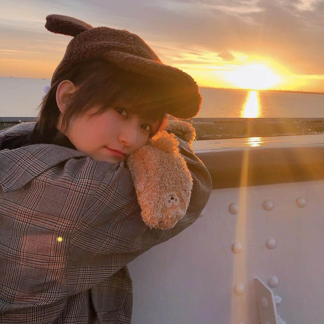 朝日花奈のインスタグラム：「たくさんのメッセージをありがとうございます。 全部読ませていただいてます。  たくさんの方が、"朝日が昇ったぞー"って言っていて、おもしろい…笑♡  これからも、そばで見守っていただけたら嬉しいです。  インスタも、たまには更新するね🥺  写真は #夕日」
