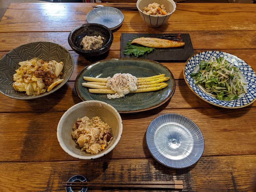 藤田敦子のインスタグラム：「ㅤㅤㅤ 【#blendakitchen 】 先日の夜ご飯🍽 ㅤㅤㅤ ✔︎キャベツとソイミートの味噌生姜炒め　黒七味がけ ✔︎ホワイトアスパラの魚醤焼き、ポーチドエッグ乗せ ✔︎クレソンとホワイトセロリとしらすのサラダ ✔︎ポテトサラダ ✔︎干物 ✔︎ @usagifarm_ai のお芋入り玄米 ㅤㅤㅤ アスパラの魚醤焼きは、 @miyare38 がいんげんで やってたのをアレンジしてみたらマジうまでした🤤」