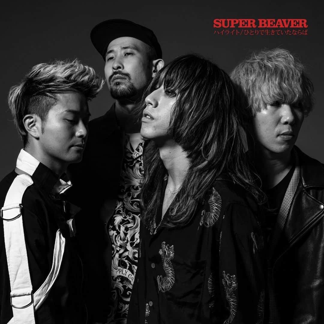 青木カズローさんのインスタグラム写真 - (青木カズローInstagram)「SUPER BEAVER、﻿ 新しいアー写﻿ そしてジャケ写(中の写真もお楽しみに)を殺影しました。﻿ ﻿ ライブだけでなく、﻿ こうやってアー写やジャケも﻿ やらせてくれるのは本当に嬉しい。﻿ 彼らの作品の一端になれて光栄だし、﻿ ライブハウスもZeppも野音も武道館も﻿ アリーナも、そしてメジャー再契約も、﻿ 忘れられない一つ一つをカメラマンとしていつも隣で観てこれた事がとても嬉しい。﻿ ﻿ #SUPERBEAVER﻿ #写殺」4月9日 16時05分 - cazrowaoki