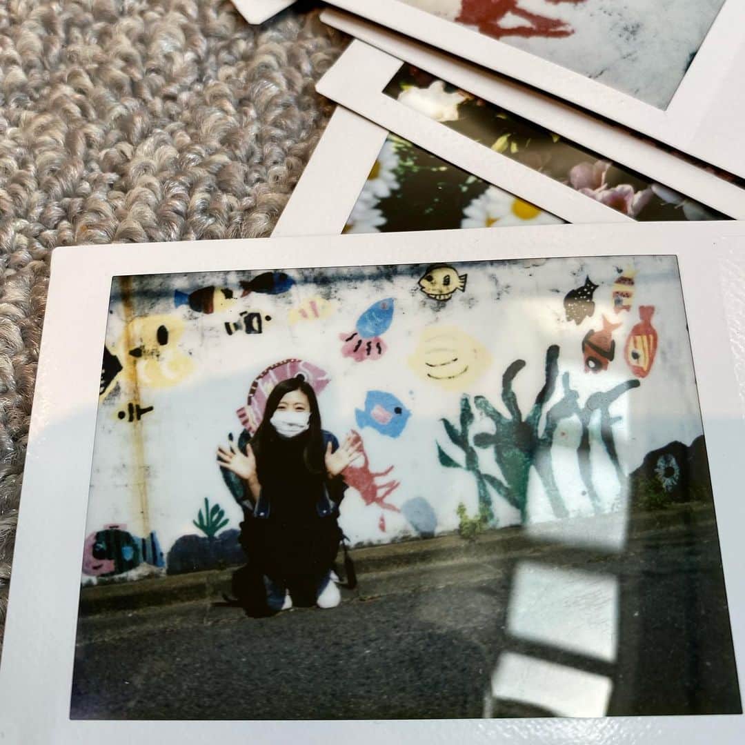 Tiaraさんのインスタグラム写真 - (TiaraInstagram)「今日は、道端で見つけた素敵な物をカメラで撮ろう！というテーマで、お家の周りをのんびりお散歩📷✨﻿ ﻿ 人通りが無い道を選んでただ家の周りを歩いただけだけど、色々な発見があって面白かった〜(^ ^)﻿ ﻿ 娘が撮った写真達も味があって良い感じ💕﻿ ﻿ ﻿ 屋外への運動や散歩は自粛制限されていませんので、身体と心の健康の為にも上手く気分転換しながら過ごしましょう✨﻿ とか言いつつ、明日は何をして過ごそうか毎日悩みますね😅 ﻿. . . #お散歩　#ポラロイドカメラ﻿ #LEICASOFORT﻿ #4歳6ヶ月 #コロナ自粛生活中 #自粛生活の過ごし方 #tokyo #japan」4月9日 16時06分 - tiara0902