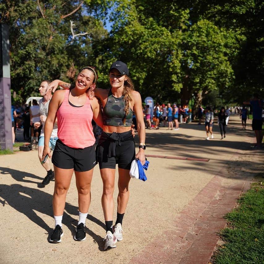 フィービー・ディ・トマソのインスタグラム：「USUALLY Lyds makes me run. And me makes her gym. And USUALLY we see each other IRL most days.  ATM ~ Not so much IRL happening. BUT we have been keeping each other accountable by scheduling in meetups on-the-line.. daily yoga, a few #NTC sessions and of course, she's still making me run.. SO.. we (/ she) decided it'd bit of fun if we  went for a run together tomorrow morning. On IG. LIVE. (OMGWAT HAVE I AGREED TO?!) So you can LOL @lydiaodo coaching and kicking my ass through some sort of speed session (IDK what she's gonna make me do yet 😬) AND YOU CAN JOIN IN TOO!!! All you need do is meet us on IG at 730am, wherever you're current running route is (flat she tells me) and show up warmed up and ready to go. **I'M SO SORRY IN ADVANCE FOR THE HEAVY BREATHING, BAD ANGLES AND ALL THE PROFANITIES.  Ok C U there? KBYE xo ***iKnow it's Good Friday.. but uhhh... what else have you got planned for the day?! You can just go back to bed. Cool! #betterfriday #runthemorning then #stayhome #playfortheworld @nike 📸 @daveridley about... 6 weeks ago」