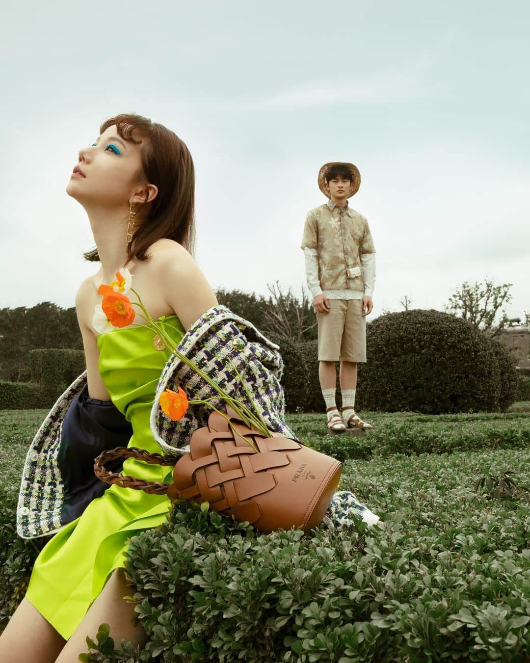 Vogue Taiwan Officialさんのインスタグラム写真 - (Vogue Taiwan OfficialInstagram)「#voguecreative  春天的所有期待，都會如約而至；讓我們ㄧ起穿上鮮豔的花衣裳開啟進入春天的儀式！🌸🌺🌼 以「花朵」解鎖、「花」穿搭開啟美好的一天！慢步調享受春天的溫暖、春天的快樂。曙光，就在不遠處！拭目以待 2020 #VOGUE風格野餐日。  #花穿搭 #VOGUE風格野餐日 #VOGUEpicnic #flowers ✒️ #princessA」4月9日 16時11分 - voguetaiwan