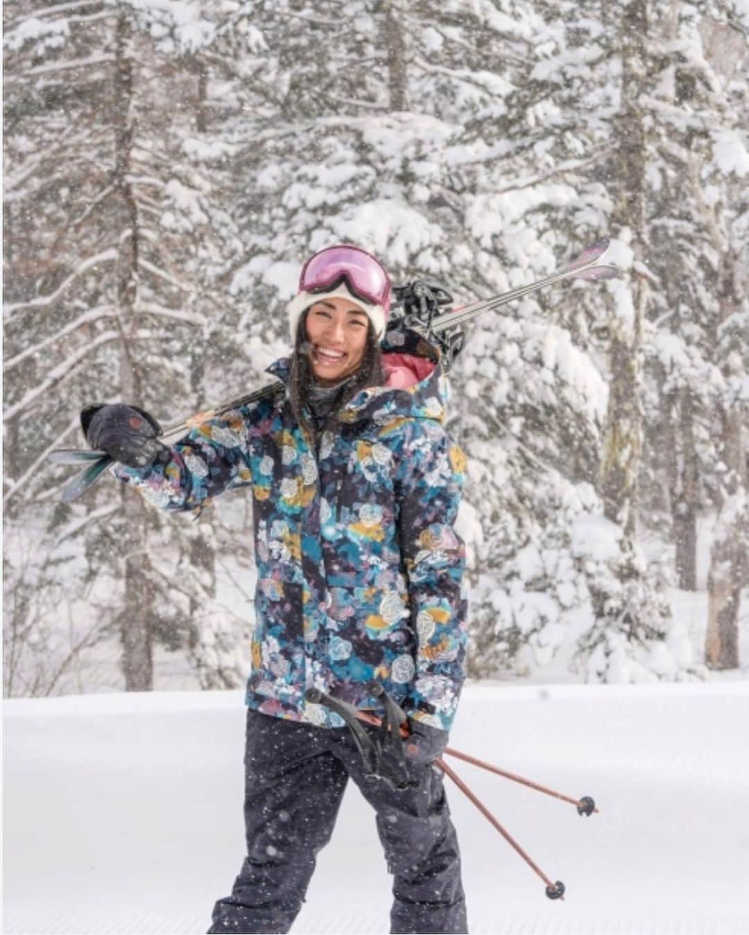 のインスタグラム：「・ ・ ・ ・ 幾度となく訪れるピンチに立ち向かうタフなハート💪🔥 スポーツと自然に学び得たそのハートで この時代を元気に笑顔で生き抜いていきたい。 もちろん今まで出会った仲間達もそうであって欲しいと心から願います。 ・ ・ 緊急事態宣言📣 今の住まいは指定都道府県でなくても 他人事ではなく受け止めて。 これは一過性の事じゃなく しばらくは終わりが見えない継続的に深刻な…大事態。 世界あげてのステイホーム🏠🌏 冬を越して、これから日本は雨と風のシーズン。直に異常気象と向き合う時期へ… 環境問題が形を変えて連鎖しく事が予測されますね。 ・ ・ 立ち止まり「生きる力」を自問自答の毎日ではないでしょうか⁇ 私はBabyと常に一緒。おうち時間が増えガールズたちと過ごす日々に尚のこと目の前のこの子たち、この日本、この世界の未来について考えさせてもらう機会になっているのは…必然です🤔 私は何ができて…何がしたいのか💫 ・ 焦って突発的アクションを起こさず、じっくり次なる一手を考えるための時間が、不自然にも今許されています。 シンプルに。 何を軸として明日を笑顔で生きるのか。 ・ 長期戦に備えて、今を肥やしに未来に向けてOne up🌈✨ ・ ・ @mana_uen00116  #おうち時間  #未来を考える  #明日を考える #今を生きる  #多様性  #teamueno #ピンチはチャンス💫 ・ ・ @oakleyjapan  @oakleyjapan」