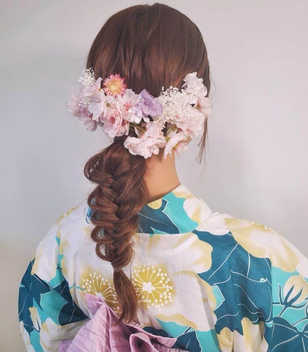 明日花キララさんのインスタグラム写真 - (明日花キララInstagram)「今月のTiARYTVは、 TIKAさんとのコラボということでドレスを着たり浴衣を着たりで収録しました👗👘 ちょっぴり先取り夏気分🍧❤︎ しかしまだ4月ということで髪の毛には桜を可愛くつけてくれたのです！！！🌸🌸🌸 久しぶりにお外に出て浴衣も着れてたのしかった🕊🌷」4月9日 16時20分 - asukakiraran