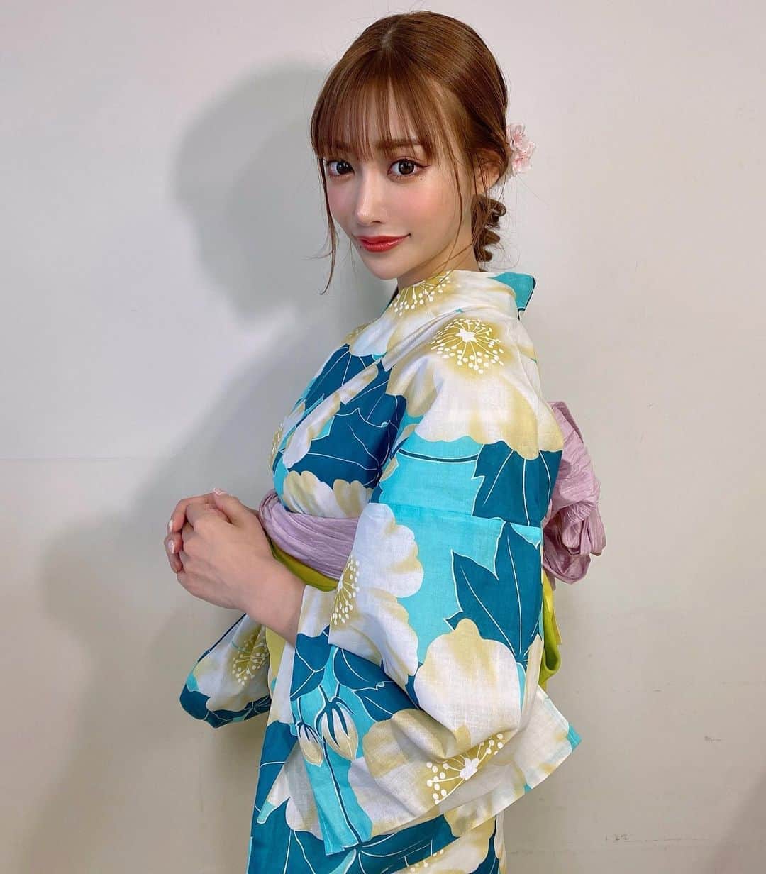 明日花キララのインスタグラム：「今月のTiARYTVは、 TIKAさんとのコラボということでドレスを着たり浴衣を着たりで収録しました👗👘 ちょっぴり先取り夏気分🍧❤︎ しかしまだ4月ということで髪の毛には桜を可愛くつけてくれたのです！！！🌸🌸🌸 久しぶりにお外に出て浴衣も着れてたのしかった🕊🌷」