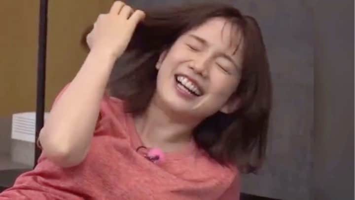 弘中綾香　ファンアカウントのインスタグラム：「「弘中美活部」 美Bodyトレーニング 腹筋（初心者編） ・ 根性の女子アナ(ง🔥Д🔥)ง ・ #弘中綾香 #弘中ちゃん #弘中アナ #林美桜 #弘中美活部 #弘中部長 #お願いランキング #美ボディ #安井友梨 #kawaii #kawaiigirl  #腹筋 #クッション #根性の女子アナ #弘中エクササイズ」