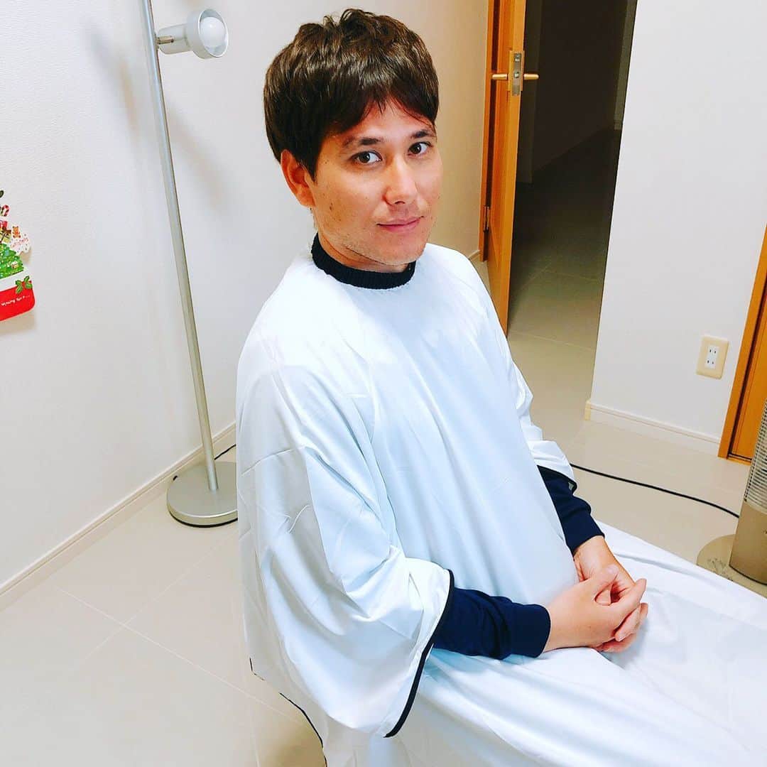 藤田弘輝のインスタグラム：「髪が伸びて限界だったのでお家美容院で切りました！✂️💈 #stayhome」