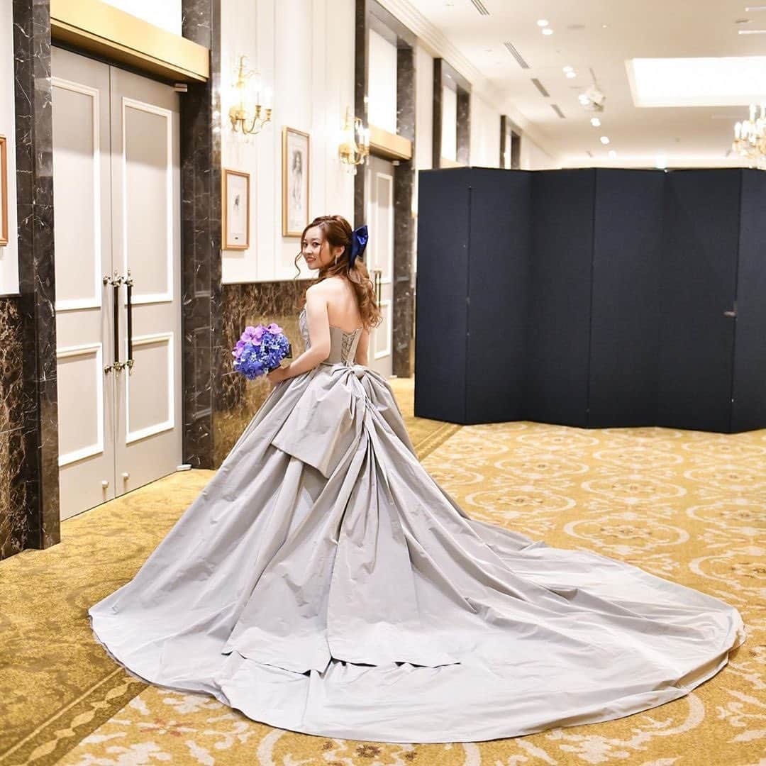 ホテルモントレウェディング【公式】 のインスタグラム：「♥ @montereyweddingをフォローして 『 #モントレ花嫁 』『 #ホテルモントレ』の タグをつけて投稿してくださいね＊*. . 💒👰ホテルモントレ姫路 @hotelmontereyhimeji.wedding #卒花嫁 @moeko9045 さまより 素敵なお写真をリグラムさせていただきました！ . ヘッドドレスの色味に合わせたブーケ❁ ドレスとの相性がGood！✧* . ——————————. ◆ブライダルフェア予約はこちらをcheck＊* http://bit.ly/2zsf02N ◆ホテルモントレ姫路の公式HPはこちら* https://www.monterey-wedding.jp/himeji/ ——————————. . #ホテルモントレ姫路 #モントレ姫路 #姫路 #himeji #モントレ #モントレ花婿 #プレ花嫁 #卒花 #weddingdress #プラコレ #ウエディングニュース #marryxoxo #wedding #dress #結婚式場 #日本中のプレ花嫁さんと繋がりたい #ブライダルフェア #結婚式 #パーティ #披露宴 #2020年春婚 #2020年夏婚 #2020年秋婚 #2020年冬婚 #ホテルウェディング」