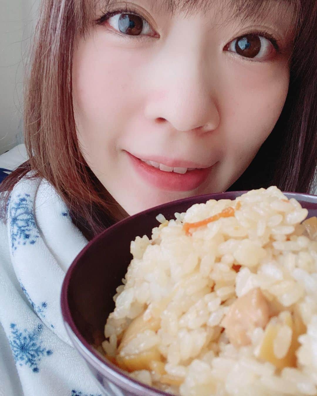 福田麻衣のインスタグラム：「先日作った#たけのこご飯 が美味しかったので、早くもリピートしました 前回は熊本産。今回は静岡県産の#筍 これから少しお散歩して夕食の準備 今夜は何作ろうかなー」