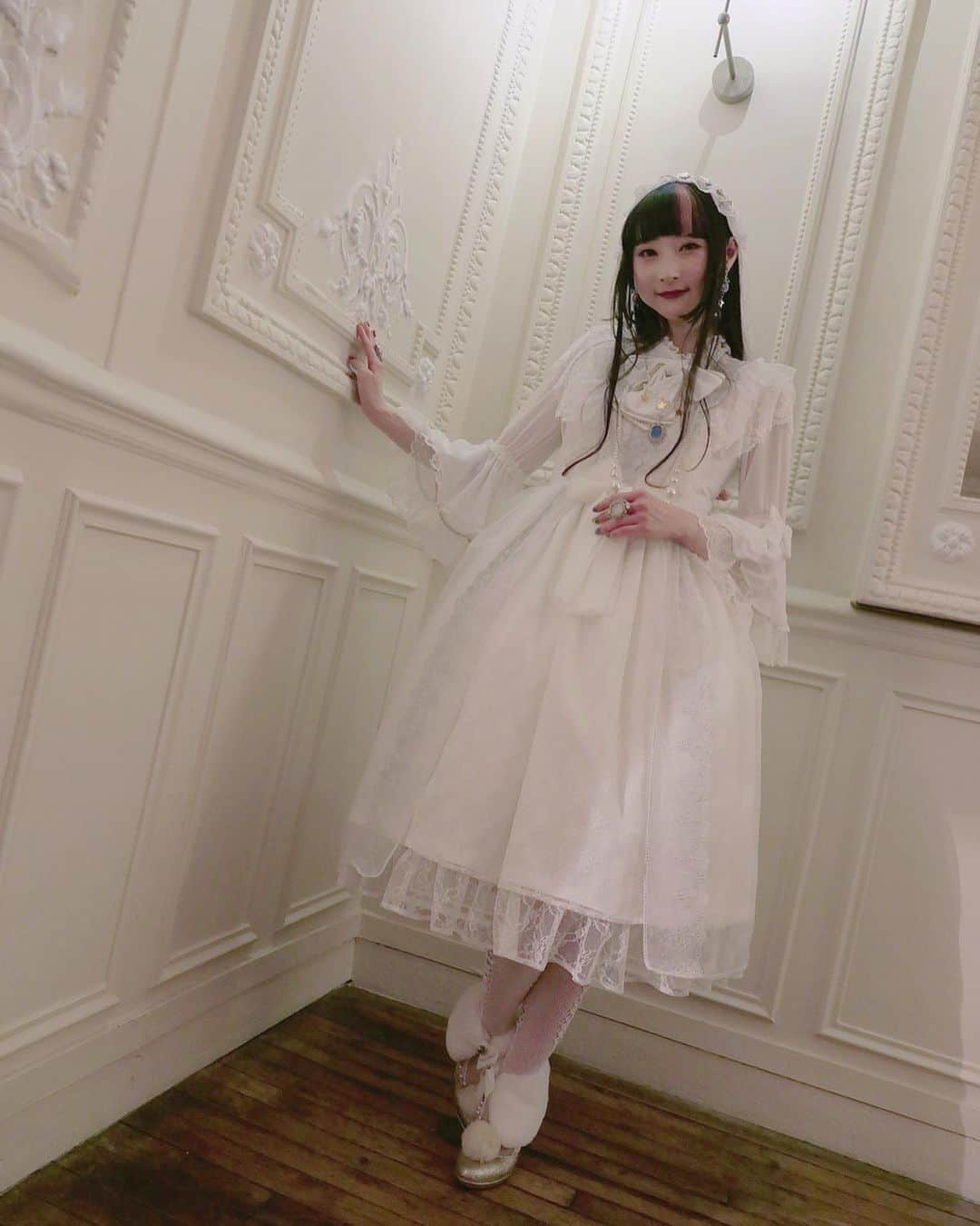 RinRinさんのインスタグラム写真 - (RinRinInstagram)「🎀Angelic Pretty’s Fancy Noël Party in Paris🎀 I love this one color coord with gold accents✨ ゴールドアクセントに合わせた白のワントーンコーデ✨ . . Wearing all #angelicpretty . . 👉🏻 #rinrinlolita . . #rinrindoll #rinrininparis #angelicprettyparis #angelicprettyteaparty #teaparty #lolitafashion #lolitacoord #japanesefashion #tokyofashion #harajukufashion #ロリィタ #ロリータ #お茶会 #パリ #今日のコーデ #ロリィタコーデ」4月9日 16時37分 - rinrindoll