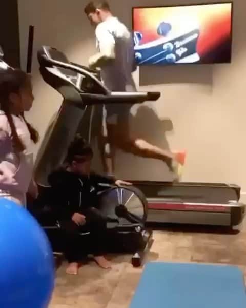 イェレマイン・レンスのインスタグラム：「Stay home workout with the best support of my kids #stayhome #staysafe」