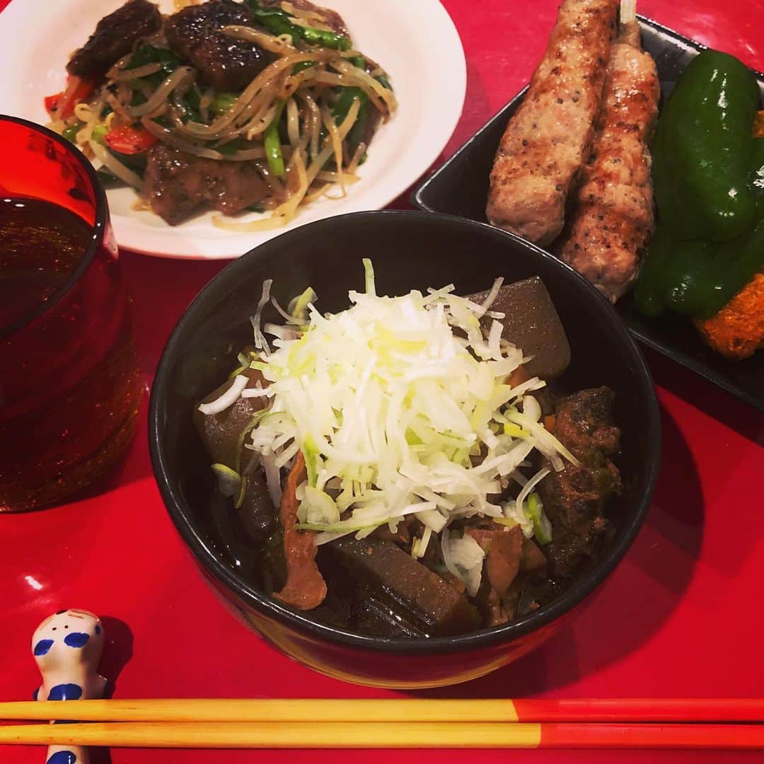 櫻井リヤのインスタグラム：「自宅で籠。持ち帰っても美味しい 三茶、人多すぎてびびりました #おうちで籠#ネギマシマシ」