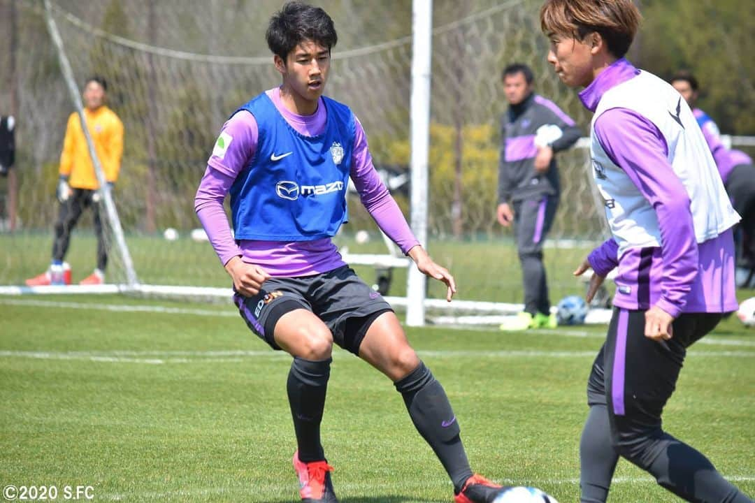 サンフレッチェ広島さんのインスタグラム写真 - (サンフレッチェ広島Instagram)「本日も吉田サッカー公園でトレーニング‼️⚽ 暑い日差しが降り注ぐなか、しっかり汗を流しました💪💪 . #エゼキエウ 選手 #松本大弥 選手 #青山敏弘 選手 #ドウグラス・ヴィエイラ 選手 #野上結貴 選手 #清水航平 選手 #川辺駿 選手 #柴崎晃誠 選手 #柏好文 選手 #増田卓也 選手 #土肥航大 選手 #鮎川峻 選手 #サンフレッチェ #sanfrecce  #積攻  #広報カメラ」4月9日 16時52分 - sanfrecce.official