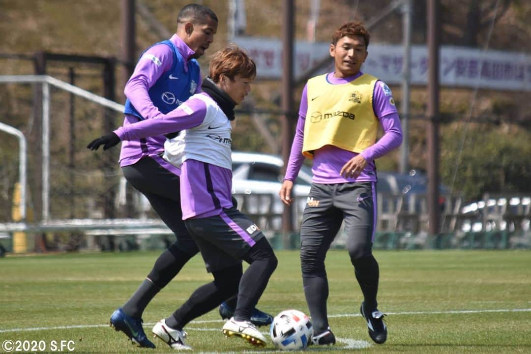 サンフレッチェ広島さんのインスタグラム写真 - (サンフレッチェ広島Instagram)「本日も吉田サッカー公園でトレーニング‼️⚽ 暑い日差しが降り注ぐなか、しっかり汗を流しました💪💪 . #エゼキエウ 選手 #松本大弥 選手 #青山敏弘 選手 #ドウグラス・ヴィエイラ 選手 #野上結貴 選手 #清水航平 選手 #川辺駿 選手 #柴崎晃誠 選手 #柏好文 選手 #増田卓也 選手 #土肥航大 選手 #鮎川峻 選手 #サンフレッチェ #sanfrecce  #積攻  #広報カメラ」4月9日 16時52分 - sanfrecce.official