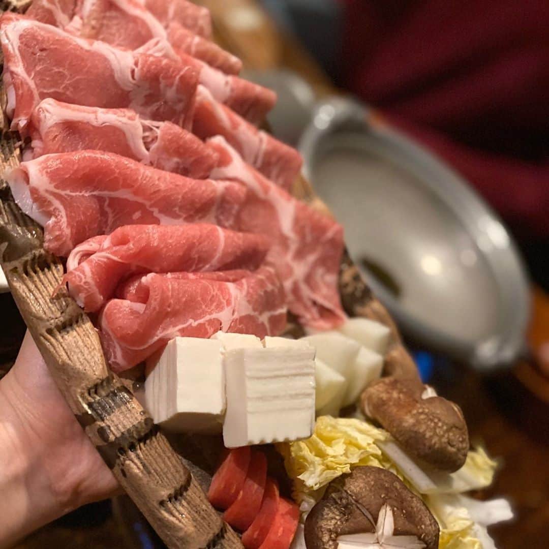 繁田梨世のインスタグラム：「しゃぶしゃぶ行きたいな〜🐷 . .  またこのメンバーで行きたい🐷 . . 先輩たちが面白すぎてこの会ずっと笑ってた気がする🤣 . . パワーをもらえる綾香ちゃんとまりおちゃん🥰 . . コロナが終息したら会えますように☺️ . . #しゃぶしゃぶ#大阪#四ツ橋#なみなみ#生でもいるけぐらい#新鮮#女子回#バレンタイン#チョコ交換#松竹芸能#先輩#面白すぎる#ずっと笑ってた#大好き#尊敬#また飲みたい#会いたい＃動画何回みても＃楽しい」