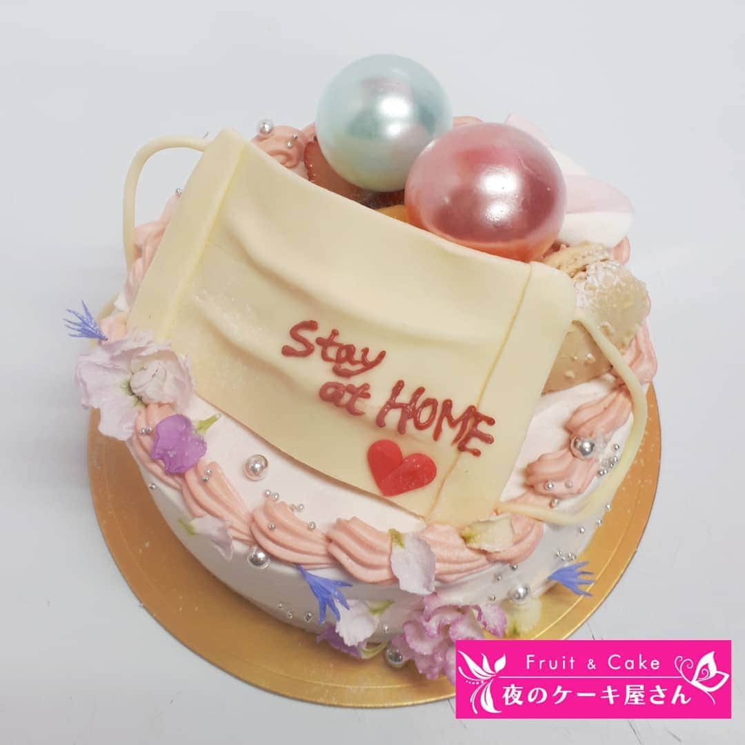 夜のケーキ屋さん♥Juli　(エディブルフラワー協会) さんのインスタグラム写真 - (夜のケーキ屋さん♥Juli　(エディブルフラワー協会) Instagram)「#stayhome 【今年はおうちでお祝い🎁🎂🎉🏠】 : 緊急事態宣言に基づき、新宿歌舞伎町店での5月31日までの営業は、23区への配達や店外でのお渡しに制限しております。 (福岡中洲店は予約数を限定しながらの営業です。) : 新宿歌舞伎町店でのご予約について、当店での管理対策を含め、細かく注意点をまとめさせていただきます。  ーーーーーーーーーーーーーーーー : ・配達可能なケーキは、あくまで外出自粛を真摯に実行されているご家庭向けのサイズです。大きなケーキなど、イベントや人が集まるためのケーキはお受けいたしません。判断基準につきましては、当店の独断が含まれることをご理解お願いいたします。 : ・配達場所は、主にご自宅を想定しております。駅前やイベント会場やカラオケボックスなど、コロナウイルス感染拡大に影響がありそうな場所へのお届けはお断りさせていただきます。 : ・公共交通機関を使わずに自家用車や徒歩等でのご来店の場合は、こちらが指定する駐車スペースでの受け渡しを行います。 : ・配達員または受渡しを行う従業員は、手袋やマスクを着用しております。公共の交通機関を使用せず、特定の車での配達になります。同期間では、弊社専用として依頼した配達員のみが配達を行い、行動範囲の把握できない配達員への委託や配送業者の利用は考えておりません。 全行動を把握できる最低限の人員でのみ行うため配達時間が前後したりする可能性もございます。 到着時にお電話をいたしますが、必要最低限のやりとりでのお渡しになるため、細かなサービスが行き届かない可能性があります。決して、態度を悪くしたい雑にしたい等ではございませんので、ご理解をお願いいたします。 : ・金銭の受渡し業務がないように、先払いでのご予約をお願いいたします。お振込またはクレジットカードでのオンライン決済からお支払が可能です。お振込は、ご自身がお使いのインターネットバンキングをお使いください。コンビニATMや銀行への外出はお控えください。 当店の口座はジャパンネット銀行になります。 またオンライン決済でご利用いただけるカードはVISAまたはMasterCardに限られます。 : ・同期間で働く当店の従業員は、予め社宅に住んでいる徒歩出勤できる従業員に限定しております。通勤には公共交通機関を一切使用いたしません。また同期間での他社での勤務も一切なく、行動範囲が明確になった自宅と店舗のみに限られた従業員となります。 材料の仕入れに関しましても、同期間では業者様との顔合わせをなく行えることを確認しています。 店舗への立ち入りは、これらを理解した従業員のみへ許可しており、同期間でのお客様や業者様のご入店をお断りいたします。 : ・外出自粛を真摯に実行されている方向けの配達サービスになります。当店でも消毒や安全を第一に作業いたしますので、ケーキの完成は通常よりも時間がかかる可能性がございます。お届け時間は時間枠を1～2時間いただく場合がございます。 : ・また引き続き、キャンセルは２日前までにお願いいたします。前日当日のキャンセルは、制作分のキャンセル料が30～100%がかかります。 : ・※当店は少人数で営業している小さなお店です。従業員に、万が一コロナウイルス感染や、感染を疑う症状が見受けられた場合、やむを得ず急遽休業する可能性もあるかもしれません。 お客様にとって大切なお祝いのケーキだとは承知しておりますが、コロナウイルスへの対策と、お客様および従業員の健康への安全を第一に判断させていただく所存です。 ご理解いただけない方は、申し訳ありませんがご注文をお控えくださいませ。 : ・引き続き5月31日まで24時までの営業に短縮する意向です。 今後の確定している休業日は、5月3日4日5日10日17日24日31日です。 休業日が増える際には、随時ホームページにてお知らせ致します。 : ・材料や資材の入荷が不安定になってきています。出来る限り、オーダー通りにお作りすることを心掛けていますが、万が一の急な材料不足などで、ケーキ内容を一部変更することもあるかもしれません。 : いま私どもに出来ることを精一杯努める所存ですが、基本的に私どもにお任せいただけるお客様からのご注文をお受けいたします。 後にトラブルになりそうだと判断した場合、ご注文をお断りすることもございます。ご容赦くださいませ。 : #夜のケーキ屋さん」4月9日 16時50分 - juli_sasa