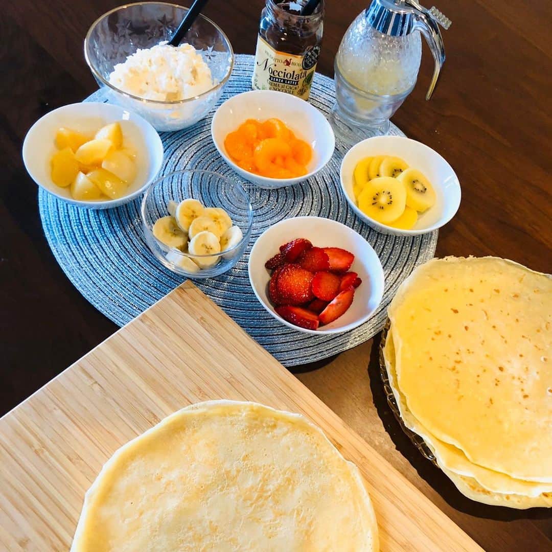 井上裕大のインスタグラム：「今日はクレープを作ってみました。子供も自分も初めてのクレープ作り。と言ってもフルーツのせるだけやけども。。笑 準備の嫁に感謝。 美味しいクレープ出来たのでまたやりたいと思います。  #おうち時間  #クレープ作り #家族団欒 #最高  #次は何作ろうか」