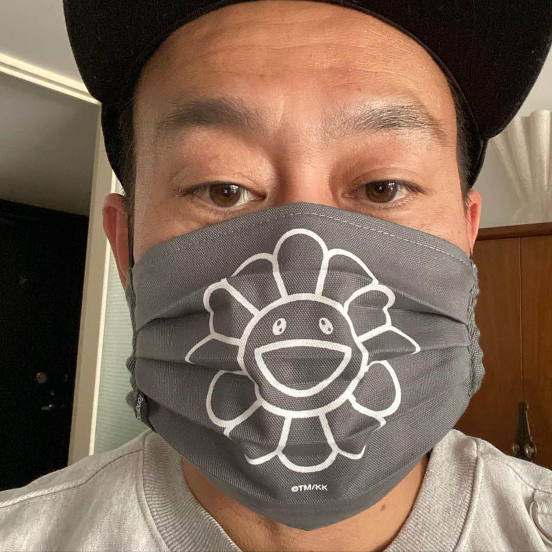 宮川大輔さんのインスタグラム写真 - (宮川大輔Instagram)「#プレゼント #いただきました #マスク #村上隆さん #本当に有り難うございます！ #助かります！ #Flower Mask #ありがとう😊」4月9日 17時03分 - miyagawadai