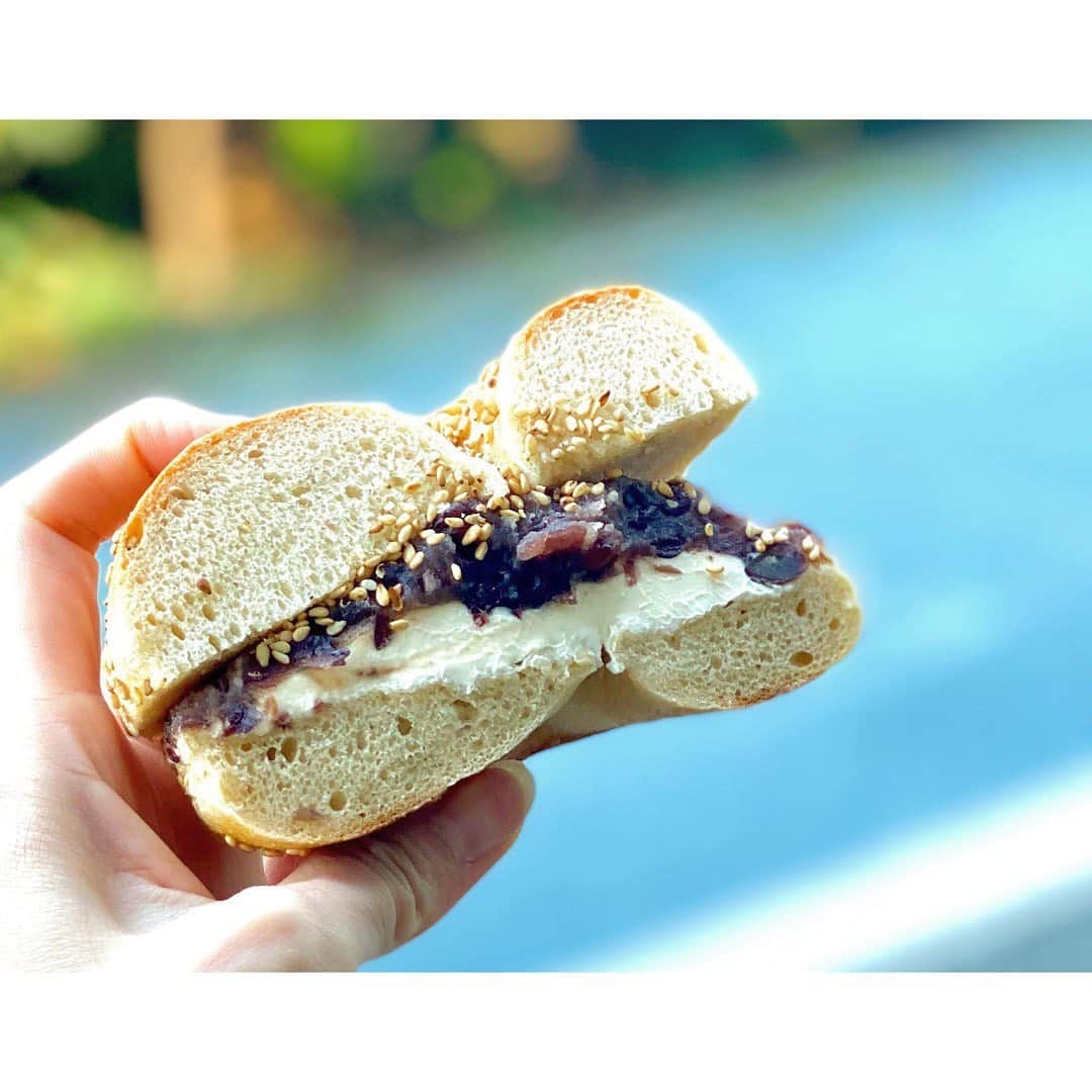 中田奈沙さんのインスタグラム写真 - (中田奈沙Instagram)「BAGLE STANDARD🥯 中目黒のベーグルスタンダード。 テイクアウト専門なので、 こんなご時世だけど今まで通り購入できるのが嬉しい❤️ セサミのベーグルに、粒あん✖︎クリームチーズ😍 . . #奈沙ログ #奈沙ログin中目黒  #baglestandard #bagle #sweetbean #foodie #foodpic #foodporn #instafood #foodstagram #foodgasm #gourmet #morning #breakfast #creamcheese #tokyo #japan #nakameguro #ベーグルスタンダード  #中目黒 #東京 #山手通り #ベーグル #あんこ #粒あん #クリームチーズ #朝ごはん #朝食 #あんこラバー #ベーグルサンド」4月9日 17時12分 - nasa_nakada