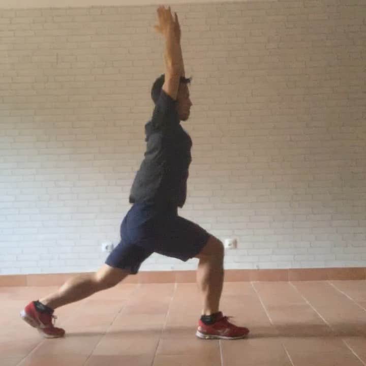 岡崎慎司のインスタグラム：「Training video day 16  毎日とにかく皆さんの無事を祈ってます。様々な環境、役割があり、その方の立場になる事は出来ないけど、ただ応援します。 朝、体を動かすとスッキリします。体が軽くなれば、仕事がある方の助けになるはずです。自分の体作りが自分を 守ると思うので是非やってみてください。  1、シンクロジャンプ 前後 腕は横から上にあげ、脚はその動作に合わせて前後に開脚をする。腕と脚の動きのタイミングをあわせるように心掛ける。 2、シンクロジャンプ コンボ 腕を横からあげつつ、脚を前後させ、腕をおろしたタイミングで気をつけの姿勢を取る。脚を入れ替えてる、同じ動作を繰り返す。 リズムが合った時に凄く楽に飛べるのを感じて欲しいのと、姿勢を正しく大きく動かす事で、体が少し動きやすくなるし、スッキリするはずです！ #杉本メソッド #応援隊長 #毎日を少しでも楽に過ごせるように」