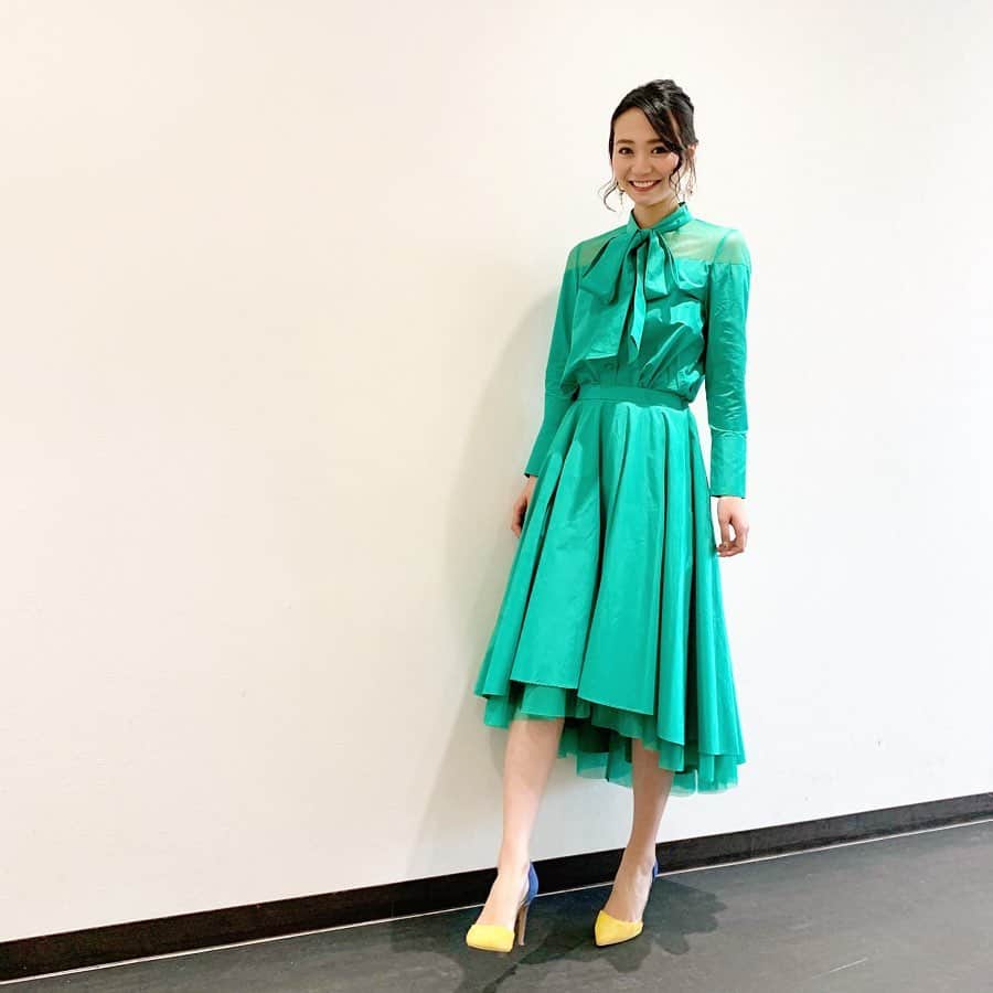 緑川静香さんのインスタグラム写真 - (緑川静香Instagram)「『それって⁉︎実際どうなの課』﻿ ﻿ 観てくださった皆様ありがとうございましーたん🙇‍♀️✨﻿ ﻿ フリマアプリ、オークション、掲示板を駆使しました。笑﻿ ﻿ まさかの10万超えでした😭﻿ ホントに喜んでくださってこちらの方が嬉しかったです🥰﻿ 入浴シーンも失礼致しました。笑 ﻿ 素敵なプロポーズも見られて😌﻿ さきちゃんだいちゃんいつまでもお幸せに…🥰💐﻿ ﻿ スタジオ衣装です✨﻿ 👗RESYURYU﻿ 👠DIANA﻿ ﻿ でした❤️﻿ ﻿ #それって実際どうなの課 #resyuryu #diana #フリマアプリ #オークション #掲示板  #ちなみに基本相場は調べ、依頼主さんに確認の上で出品しております🙇‍♀️ #売る媒体の中での相場です #あと、テレビということをお忘れなく😭 #この衣装かわゆくてお気に入り #緑川なので緑です #なんて✨」4月9日 17時26分 - midorikawa_shizuka