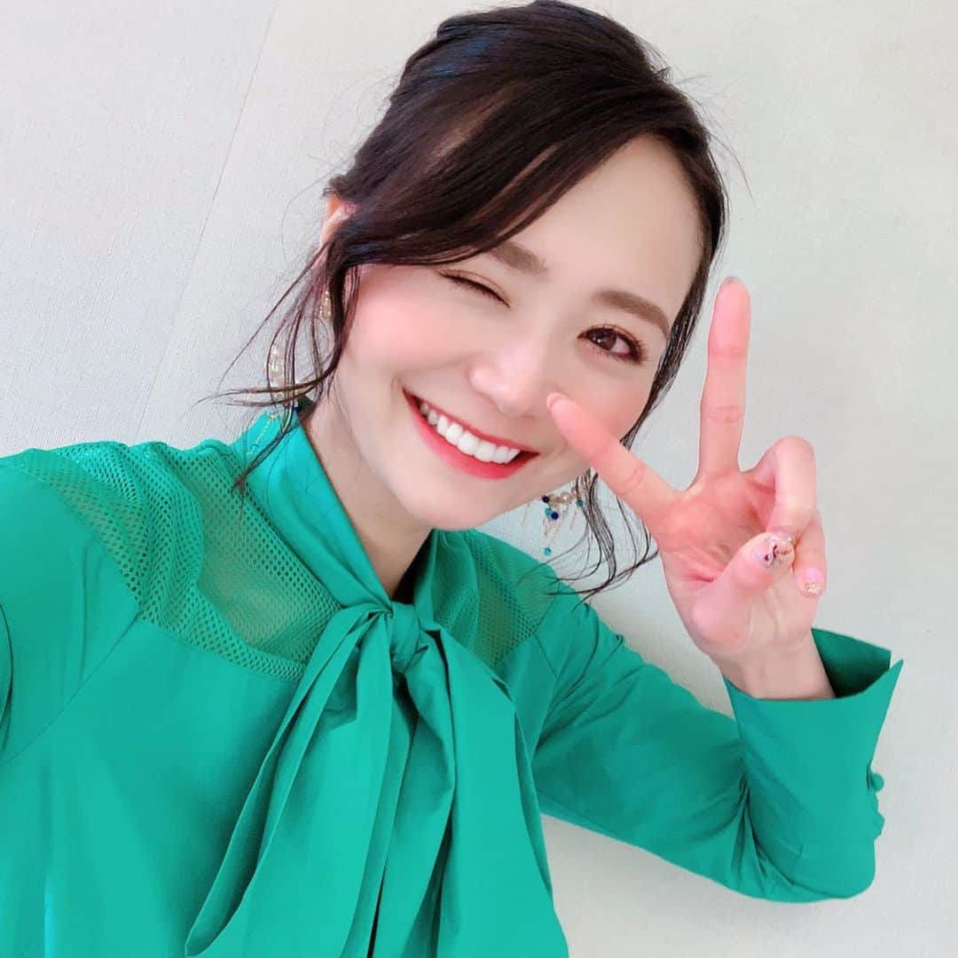 緑川静香さんのインスタグラム写真 - (緑川静香Instagram)「『それって⁉︎実際どうなの課』﻿ ﻿ 観てくださった皆様ありがとうございましーたん🙇‍♀️✨﻿ ﻿ フリマアプリ、オークション、掲示板を駆使しました。笑﻿ ﻿ まさかの10万超えでした😭﻿ ホントに喜んでくださってこちらの方が嬉しかったです🥰﻿ 入浴シーンも失礼致しました。笑 ﻿ 素敵なプロポーズも見られて😌﻿ さきちゃんだいちゃんいつまでもお幸せに…🥰💐﻿ ﻿ スタジオ衣装です✨﻿ 👗RESYURYU﻿ 👠DIANA﻿ ﻿ でした❤️﻿ ﻿ #それって実際どうなの課 #resyuryu #diana #フリマアプリ #オークション #掲示板  #ちなみに基本相場は調べ、依頼主さんに確認の上で出品しております🙇‍♀️ #売る媒体の中での相場です #あと、テレビということをお忘れなく😭 #この衣装かわゆくてお気に入り #緑川なので緑です #なんて✨」4月9日 17時26分 - midorikawa_shizuka