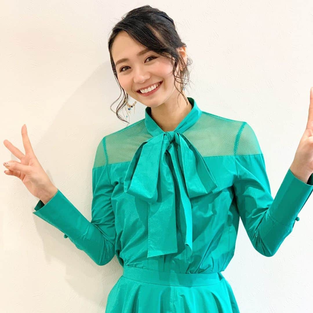 緑川静香さんのインスタグラム写真 - (緑川静香Instagram)「『それって⁉︎実際どうなの課』﻿ ﻿ 観てくださった皆様ありがとうございましーたん🙇‍♀️✨﻿ ﻿ フリマアプリ、オークション、掲示板を駆使しました。笑﻿ ﻿ まさかの10万超えでした😭﻿ ホントに喜んでくださってこちらの方が嬉しかったです🥰﻿ 入浴シーンも失礼致しました。笑 ﻿ 素敵なプロポーズも見られて😌﻿ さきちゃんだいちゃんいつまでもお幸せに…🥰💐﻿ ﻿ スタジオ衣装です✨﻿ 👗RESYURYU﻿ 👠DIANA﻿ ﻿ でした❤️﻿ ﻿ #それって実際どうなの課 #resyuryu #diana #フリマアプリ #オークション #掲示板  #ちなみに基本相場は調べ、依頼主さんに確認の上で出品しております🙇‍♀️ #売る媒体の中での相場です #あと、テレビということをお忘れなく😭 #この衣装かわゆくてお気に入り #緑川なので緑です #なんて✨」4月9日 17時26分 - midorikawa_shizuka