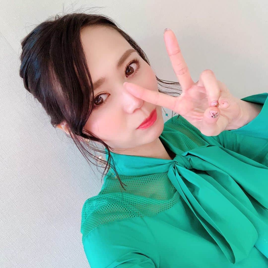 緑川静香さんのインスタグラム写真 - (緑川静香Instagram)「『それって⁉︎実際どうなの課』﻿ ﻿ 観てくださった皆様ありがとうございましーたん🙇‍♀️✨﻿ ﻿ フリマアプリ、オークション、掲示板を駆使しました。笑﻿ ﻿ まさかの10万超えでした😭﻿ ホントに喜んでくださってこちらの方が嬉しかったです🥰﻿ 入浴シーンも失礼致しました。笑 ﻿ 素敵なプロポーズも見られて😌﻿ さきちゃんだいちゃんいつまでもお幸せに…🥰💐﻿ ﻿ スタジオ衣装です✨﻿ 👗RESYURYU﻿ 👠DIANA﻿ ﻿ でした❤️﻿ ﻿ #それって実際どうなの課 #resyuryu #diana #フリマアプリ #オークション #掲示板  #ちなみに基本相場は調べ、依頼主さんに確認の上で出品しております🙇‍♀️ #売る媒体の中での相場です #あと、テレビということをお忘れなく😭 #この衣装かわゆくてお気に入り #緑川なので緑です #なんて✨」4月9日 17時26分 - midorikawa_shizuka
