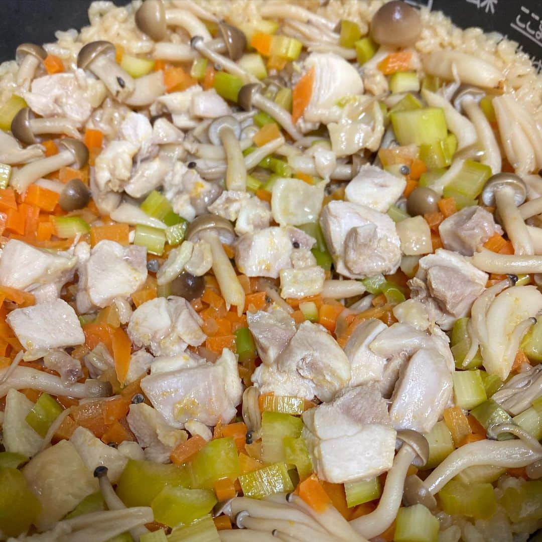 阿諏訪泰義さんのインスタグラム写真 - (阿諏訪泰義Instagram)「鶏肉とアスパラの炊き込みご飯。」4月9日 17時40分 - ushirocityaswa