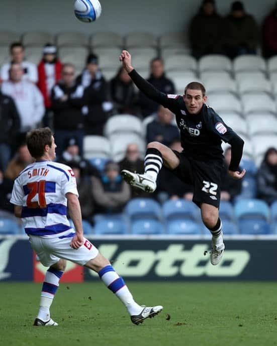アンヘル・ランヘルのインスタグラム：「#tbt 2010-2011 season,  @officialqpr v @swansofficial at the @thekpf stadium, 👨🏼‍🦲 and rocking the Mizuno Morelia.  Both clubs got promoted to the @premierleague that season! 👏🏼👏🏼」