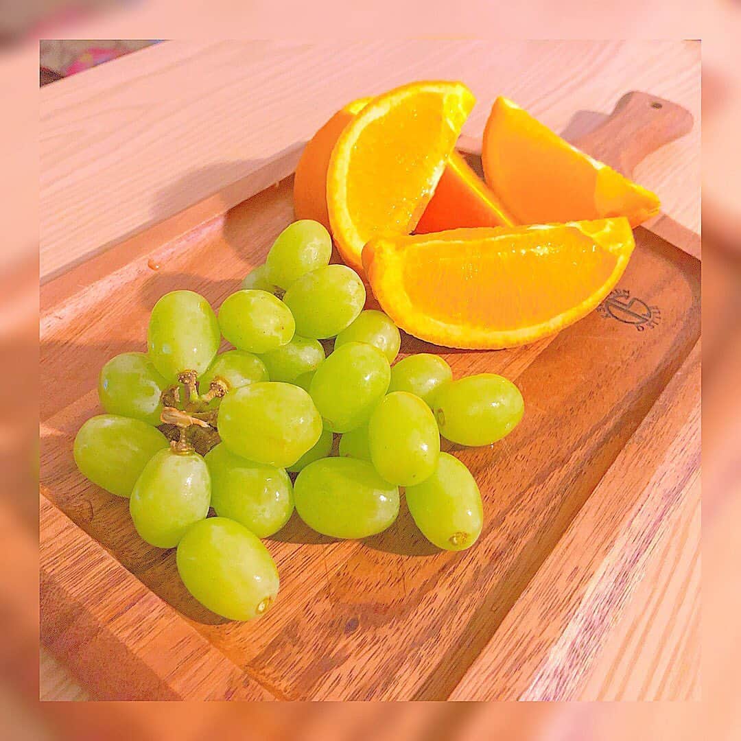 浜田くるみさんのインスタグラム写真 - (浜田くるみInstagram)「外出できないから家でフルーツを食べましょう！🍊🍇☺️ .」4月9日 17時44分 - curuxx18