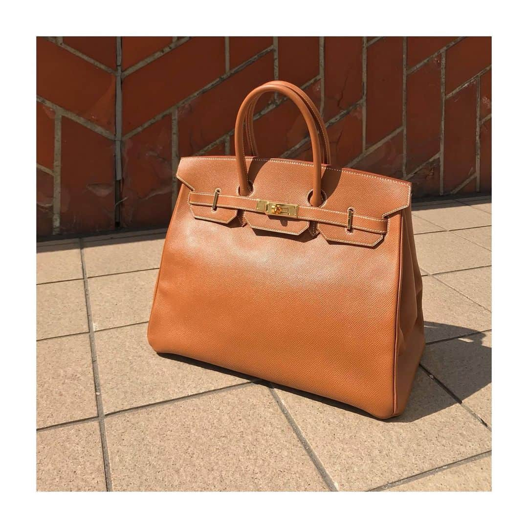 HIROBさんのインスタグラム写真 - (HIROBInstagram)「-HIROB札幌店- ﻿  vintage hermes birkin35 No. 20092890-710310 colour：GOLD material：COURCHEVEL ¥1,100,000+tax ⭐︎送料無料キャンペーン⭐︎﻿ 4/1(水)〜4/12(木)の期間中、﻿ eコレクト（通信販売）時の﻿ 送料が無料となるサービスを﻿ 実施しております！！﻿ ﻿ 詳しくは店舗までお問い合わせ下さいませ。﻿ ※代引き手数料は別途発生いたします。 ﻿ ﻿ お問い合わせ﻿ tel: 011-209-5119﻿ ﻿ ﻿ #hirob﻿ #hirobsapporo﻿ #baycrews﻿ #sapporo﻿ #vintagebag #antiquebag #vintagehermes #hermesbirkin #birkin35 #courchevel  #ヒロブ﻿ #ヒロブ札幌店﻿ #ベイクルーズ﻿ #札幌ステラプレイス﻿ #札幌jrタワー﻿ #ヴィンテージバッグ #アンティークバッグ #ヴィンテージエルメス #エルメスバーキン #バーキン35 #クシュベル  #爱马仕 #伯金」4月9日 17時53分 - hirob.jp