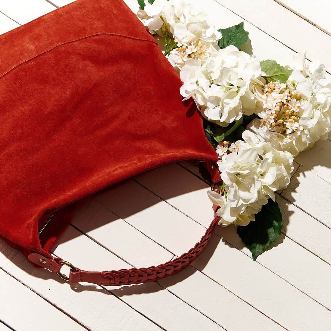 イルビゾンテのインスタグラム：「A timeless sense of style with a brilliant red gatzpacho touch. ☆  #ilbisonte #leatherbag #accessories #madeinitaly」
