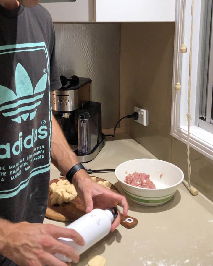 カーティス・マーシャルのインスタグラム：「Who needs a rolling pin when you have @adidas #hometeam #pilmeni 🥟」