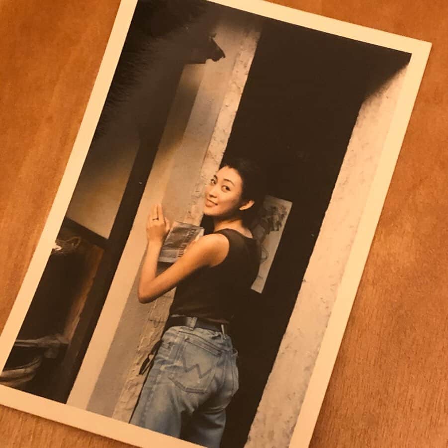 田中美里のインスタグラム：「おうちじかん。  たくさんある写真を整理。  これは24年前の写真。  デビューが決まって、東京に引越しする前に友人が金沢で撮ってくれた想い出の写真です。  #19歳 #ショートカット #想い出写真 #懐かしい写真 #おうちじかん #スワイプしてね」