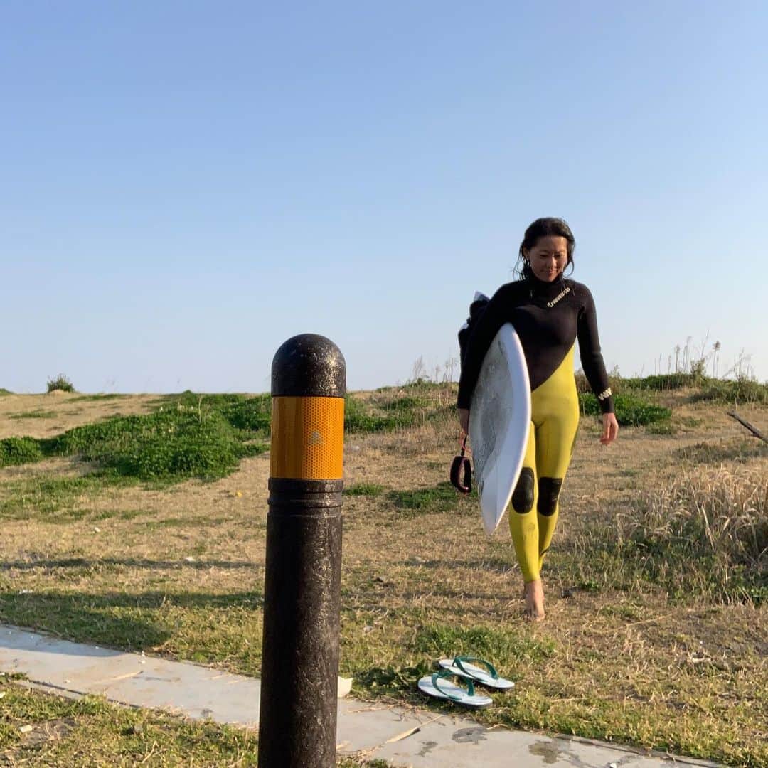 のインスタグラム：「Keep surfing * * 海はいつもと変わらず迎えてくれる。 私もそんな人でありたい。 * 変わらない笑顔で、みんなを迎えられる そんな人。 * まだまだだw * #surfer #ママサーファー #海」