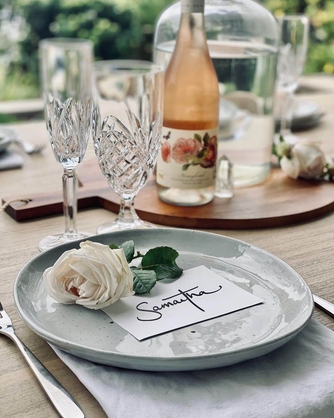 サマンサウィルスのインスタグラム：「I set a fancy table. Got a take-away pizza. Still wearing sweat pants. ⠀ ⠀ I know it’s surreal times, but wishing everyone, everywhere a lovely Easter. Sending love, from my home to yours x」