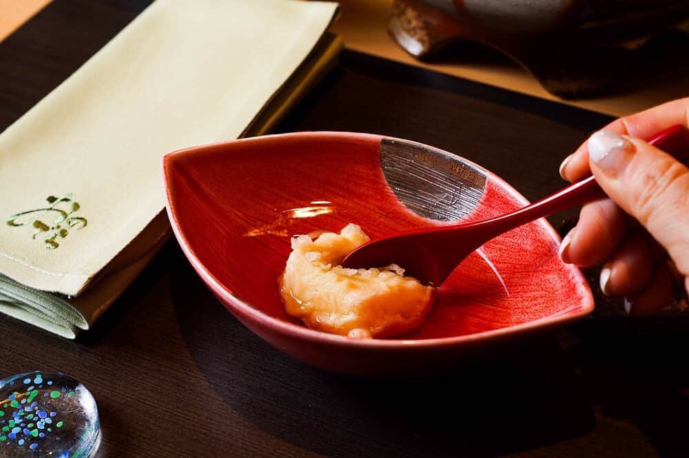 Ginza ONODERA Groupさんのインスタグラム写真 - (Ginza ONODERA GroupInstagram)「【天ぷら 銀座おのでら　並木通り店】 ＜自家製豆腐の天ぷら＞ ※ 牛乳とアタリ胡麻で練った自家製の嶺岡豆腐。 揚げたての豆腐と熱々の出汁が出会った瞬間に「ジュっ」という音がなり、もう美味しい以外の言葉が出ません！😋 ※ コロナの影響が落ち着きましたら久しぶりの外食に天ぷらはいかがでしょうか。 ※ 「銀座おのでら」はコロナウイルスの影響で4月30日まで臨時休業を致しております。 再開後、最高の天ぷらを用意し皆様のご来店を心よりお待ちしております！  #銀座おのでら  #天ぷら銀座おのでら  #ginzaonodera  #天ぷら #銀座ランチ  #銀座ディナー #並木通り  #銀座グルメ  #和食  #隠れ家レストラン  #穴場  #自家製  #豆腐  #嶺岡豆腐  #デートにオススメ  #コロナウイルスが早く終息しますように  #tempura  #japanesefood  #ginza  #グルメ好きな人と繋がりたい  #和食好きな人と繋がりたい」4月9日 17時59分 - ginzaonodera